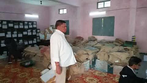 ఎన్నికల సామాగ్రి పంపిణీకి సిద్ధం
లక్షెట్టిపేట తాలూకా పరిధిలోని వివిధ మండలాల్లో జరిగే స్థానిక ఎన్నికలకు సంబంధించి గ్రామాల వారీగా ఎన్నికల సామాగ్రిని తరలించేందుకు అధికారులు ఏర్పాటు చేస్తున్నారు. తాలూకా పరిధిలోని జన్నారం, దండేపల్లి, లక్షెట్టిపేట మండలాల్లో ఏర్పాటు చేస్తున్న పోలింగ్ కేంద్రాలకు అవసరమైన బాక్సులు, బ్యాలెట్ పత్రాలు, ఎన్నికల సామాగ్రిని సిబ్బంది సిద్దం చేశారు. ఒకటి రెండు రోజుల్లో సామాగ్రిని పంపిస్తామని అధికారులు తెలిపారు.