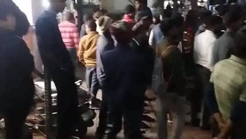 झारखंड: फुसरो के बैंक मोड़ चौराहे पर सांप्रदायिक सौहार्द बिगाड़ने की कोशिश के विरोध में हंगामा, भाकपा माले नेता पर हमला
बेरमो/फुसरो,(08/12/2025)
बोकारो जिले के फुसरो बाजार में सोमवार शाम उस वक्त तनाव की स्थिति पैदा हो गई, जब फुसरो बैंक मोड़ के सबसे व्यस्त चौराहे पर कथित तौर पर "संघी ताकतों" द्वारा सांप्रदायिक सौहार्द बिगाड़ने की कोशिश का विरोध करने पर भारतीय कम्युनिस्ट पार्टी (मार्क्सवादी-लेनिनवादी) [भाकपा माले] के राज्य कमेटी सदस्य भुवनेश्वर केवट पर हमला कर दिया गया और उनके साथ मारपीट की गई।
घटना की खबर आग की तरह फैलते ही सैकड़ों की संख्या में स्थानीय लोग और पार्टी कार्यकर्ता बैंक मोड़ चौराहे पर जमा हो गए। आक्रोशित भीड़ ने इस घटना के विरोध में जमकर हंगामा किया, जिसके परिणामस्वरूप फुसरो-बेरमो मुख्य मार्ग डेढ़ घंटे से अधिक समय तक पूरी तरह जाम रहा।
स्थिति की गंभीरता को देखते हुए स्थानीय पुलिस मौके पर पहुंची, लेकिन भीड़ का गुस्सा शांत नहीं हुआ। इसके बाद, सैकड़ों ग्रामीण सीधे बेरमो थाना परिसर में घुस गए और आरोपियों की तत्काल गिरफ्तारी की मांग पर अड़ गए।
बेरमो थाना प्रभारी और अन्य पुलिस अधिकारियों द्वारा ग्रामीणों को यह आश्वासन दिए जाने के बाद कि पुलिस एक दिन के भीतर मामले में कड़ी कार्रवाई करेगी और दोषियों को गिरफ्तार करेगी, तब जाकर मामला शांत हुआ और भीड़ तितर-बितर हुई। पुलिस ने मामले में शिकायत दर्ज कर जांच शुरू कर दी है। फिलहाल, बैंक मोड़ चौराहे और आसपास के इलाकों में शांति बनाए रखने के लिए अतिरिक्त पुलिस बल तैनात कर दिया गया है।