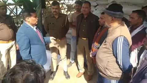 ब्रेकिंग न्यूज़ 
जालौन 
उप जिलाधिकारी ने गल्ला मंडी परिषद का किया औचक निरीक्षण!
कालपी जालौन आज सोमवार को कालपी एसडीएम मनोज कुमार सिंह ने गल्ला मंडी परिषद में पहुँचे।
किसानों से मिलकर समस्याओं को सुना।पिछले कुछ दिनों से कई माध्यम से शिकायत आ रही थी।व्यापारियों और किसानों के बीच ज्वार बाजरा बेचने को लेकर वाद विवाद  क्रय केंद्र से शिकायतें मिल रही थी वह समस्या को लेकर l
एसडीम मनोज कुमार ने किसानों को आश्वासन दिया जो भी समस्या है समाधान किया जाएगा l
शांतिपूर्वक समस्या का समाधान हो सके उसके लिए सुरक्षा व्यवस्था का इंतजाम किया l
मीडिया से अपील की गई है कि कोई सुचना या घटना घटित होती है उसको  अवगत कराया जाए। 
समय-समय पर निरीक्षण कार्य होता रहेगा ।