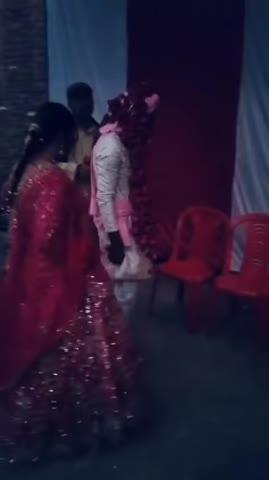 #shahjahanpur अवैध विवाह की साजिश पर प्रशासन सतर्क, युवक और परिजन सदर बाज़ार पुलिस की हिरासत में।
शाहजहाँपुर। सदर बाज़ार थाना क्षेत्र के शाहबाजनगर रोड स्थित एक बैंक्वेट हॉल में रविवार शाम उस समय अफरातफरी मच गई, जब एक 16 वर्षीय हिंदू किशोरी का निकाह 35 वर्षीय मुस्लिम युवक से कराए जाने की कोशिश को हिंदू युवा संगठन की सक्रियता से विफल कर दिया गया।संगठन के शीर्ष पदाधिकारियों, राजेश अवस्थी और अवनीश मिश्र, को जैसे ही इस गुप्त 'अवैध निकाह' की सूचना मिली, उन्होंने तत्काल सदर बाज़ार पुलिस को सूचित किया। पुलिस बल ने कार्यकर्ताओं के साथ मौके पर पहुँचकर नाबालिग किशोरी के विवाह को तुरंत रुकवा दिया।पुलिस ने गैर समुदाय के युवक, उसके परिजनों और सहयोगियों को हिरासत में ले लिया है और उन्हें थाने भेज दिया। वहीं, किशोरी को कानूनी संरक्षण में लेकर आवश्यक विधिक प्रक्रिया शुरू कर दी गई है।हिंदूवादी नेता राजेश अवस्थी ने इसे जबरन धर्मांतरण या बहकावे के तहत किया गया कृत्य बताया है। उन्होंने कहा कि 16 वर्षीय नाबालिग का विवाह और वह भी बिना कानूनी धर्म परिवर्तन प्रक्रिया के, पूर्णतः गैरकानूनी और संदेहास्पद है। उन्होंने पुलिस प्रशासन से इस गंभीर मामले की व्यापक जांच करने और दोषियों पर कठोरतम कार्रवाई करने की मांग की है।यह प्रकरण सामने आने के बाद जिला प्रशासन धर्मांतरण की आशंका को देखते हुए सतर्क हो गया है और मामले की सघन जांच के आदेश दिए गए हैं।