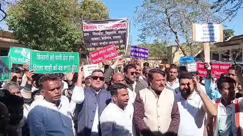 किसानों को सिंचाई के लिए नहीं मिल रही बिजली परेशान किसानों नें किया प्रदर्शन।
खबर मध्यप्रदेश के बैतूल से जहां किसानों को सिंचाई के लिए समय पर बिजली नहीं मिलनें से नाराज़ आक्रोशित किसानों नें मुलताई में रैली निकालकर विरोध प्रदर्शन किया वही तहसील कार्यालय पहुंचकर कलेक्टर के नाम एसडीएम को ज्ञापन सौंपा।
किसानों की मांग है कि मध्यप्रदेश सरकार नें जो वादा किसानों से किया था उसके अनुसार किसानों को सिंचाई के लिए बिजली उपलब्ध कराई, जिस प्रकार मंडी में सोयाबीन की खरीदी की जा रही है उसी तरह एमएसपी पर मक्का भी ख़रीदा जाएं।
किसानों नें एसडीएम से कहा कि नगर में आराजकता का माहौल बना हुआ है, नगर में अनैतिक कार्य चरम पर है जुआ सट्टा चल रहा है अवैध शराब जमकर बेचीं जा रही है।
ताप्ती मेला आस्था से जुडा है जहाँ भारी अव्यवस्था 
का बोलबाला है, महिलाओं के लिए प्रसाधन के कोई साधन नहीं है जिससे महिलाओं को भारी असुविधा से गुजरना पड़ रहा है।
वहीं किसानों ने एसडीएम से स्पष्ट कहा कि सिंचाई और बिजली से जुड़े मुद्दे के समाधान के लिए बिजली विभाग के अधिकारी को तुरंत बुलाया जाए ताकि समस्याओं पर सीधा संवाद हो सके।
प्रदर्शन कर रहे किसानों नें स्पष्ट कहा कि अगर उनकी मांगों पर कार्रवाई नहीं की गई तो आगे उग्र आंदोलन किया जाएगा जिसकी संपूर्ण जवाबदारी शासन प्रशासन की होगी।