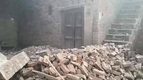 कुदरहा बस्ती 
।। दबंगों ने एक गरीब परिवार के आशियाने पर कहर ढा दिया।।
दुर्गेश यादव ने कहा कि गांव के ही कुछ दबंग लोग अचानक एकजुट होकर उनके घर पर पहुंचे और जबरन तोड़फोड़ शुरू कर दी। दुर्गेश यादव का कहना है कि पटीदार हेमंत, यशवंत, सर्वजीत सहित अन्य लोग अचानक बिना किसी डर-खौफ के उनके आशियाने को ध्वस्त कर दिया।
दुर्गेश यादव ने 112 नंबर पर कॉल कर पुलिस को सूचना दी, जिस पर पुलिस मौके पर पहुंच भी गई। लेकिन पीड़ित के मुताबिक अभी तक आरोपियों के खिलाफ किसी भी तरह की कार्रवाई नहीं की गई है, जिससे आरोपियों का मनोबल बढ़ा हुआ है।
तोड़फोड़ की इस घटना में दुर्गेश यादव और उनके परिवार का सहारा बना छोटा-सा मकान पूरी तरह क्षतिग्रस्त हो गया। कुदरहा पुलिस चौकी क्षेत्र के डिहुकपूरा उर्फ शुकुलपुर बेलवरिया गांव का है पूरा मामला।