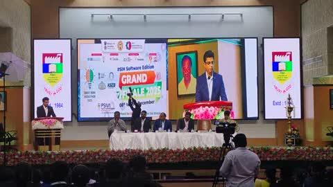 பி எஸ் என் எ பொறியியல் கல்லூரியில் ஸ்மார்ட் இந்தியா ஹாக்கத்தான்-2025
கல்வி அமைச்சகத்தின் இன்னோவேஷன் செல் மற்றும் தொழிற்கல்வி கவுன்சில் இணைந்து நடத்தும் ஸ்மார்ட் இந்தியா ஹாக்கத்தான்-2025 மென்பொருள் பிரிவுக்கு ஒருங்கிணைப்பு மையமாக திண்டுக்கல் பிஎஸ்என்ஏ பொறியியல் மற்றும் தொழில்நுட்பக் கல்லூரி தேர்வாகியுள்ளது. இந்த நிகழ்வின் பிரம்மாண்ட இறுதிச்சுற்றின் மைய விழா 08.12.2025 திங்கள்கிழமை இன்று நடைபெற்றது. இந்நிகழ்வினை காந்திகிராம கிராமிய பல்கலைக்கழகத்தின் துணைவேந்தர் பேராசிரியர் முனைவர் என்.பஞ்சநாதம் தலைமை தாங்கினார். சிறப்பு விருந்தினராக பெங்களூரு சர்வதேச விமான நிலையம் லிமிடெட் நிறுவனத்தின் துணைத் தலைவர் திரு எஸ்.ரவிக்குமார் கலந்து கொண்டார். இந் நிகழ்வின் தேசிய அளவிலான தொடக்க விழா நேரலையில் நடைபெற்றது.