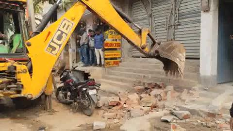 तोड़फोड़ ऑपरेशन रिटर्न्स: तीन दिन बाद फिर चला निगम का बुलडोजर”
