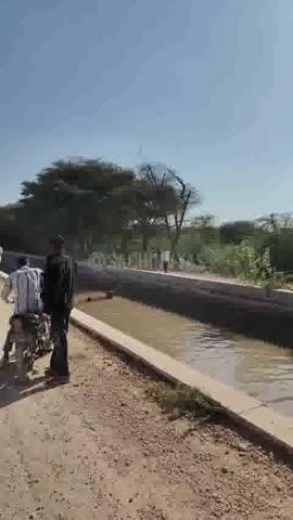 चार दिन से लापता युवक अब्दुल रहमान परिवार व समाज के लोग नहर में तलाश रहें हैं।