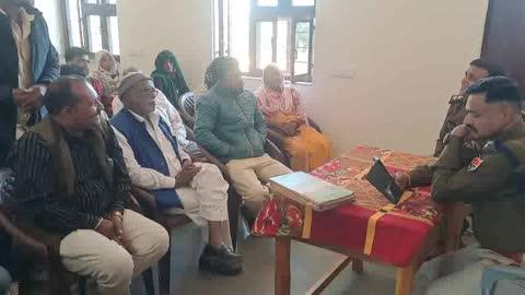 शाहाबाद थाना परिसर में सीएलजी सदस्यों एवं सुरक्षा सखियों की बैठक का हुआ आयोजन्, विभिन्न मुद्दों पर की चर्चा
शाहाबाद। उपखंड मुख्यालय पर नवीन थाना परिसर में पुलिस उपाधीक्षक रिछपाल मीणा एवं नवनियुक्त थाना अधिकारी रामकेश मीणा की अध्यक्षता में सीएलजी सदस्यों एवं सुरक्षा सखियों की बैठक का आयोजन किया गया जिसमें थाना क्षेत्र के सभी बीट के सीएलजी सदस्य मौजूद रहे सभी ने अपनी अपनी समस्याओं से अवगत कराया इस दौरान मुख्य रूप से शाहाबाद कस्बे के मुख्य बाजार में वाहन खड़े होने से होने वाली परेशानी के बारे में अवगत कराया गया वही  विद्यालय के छुट्टी होने के समय पर मनचले युवकों द्वारा तेज रफ्तार में बाइक चलाने वाले लोगों पर कार्यवाही करने की बात भी सीएलजी सदस्यों ने बैठक में रखी बैठक में दिलावर खान मंसूरी, इकलाख मंसूरी, रामचरण माली, लेखराज शर्मा, भुवनेश भार्गव,  अरुण बंसल, विपिन मेहता, गिर्राज शर्मा, मुन्ना अली, मंगली बाई, सरिता जंगम, सहित दो दर्जन से अधिक सीएलजी सदस्य मौजूद रहे ।