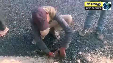 #हरदोई ग्रामीणों ने उखेड़ी सड़क निर्माण के भ्रष्टाचार की बखिया, वीडियो सोशल मीडिया पर हुआ वायरल