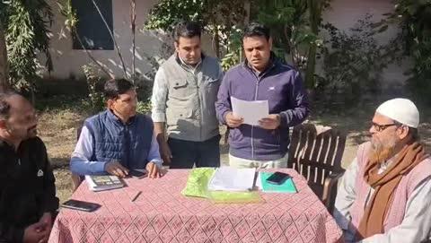 निर्वाचन आयोग के निर्देशन में अनुविभागीय अधिकारी रिटर्निंग ऑफिसर इसरार खान के मार्गदर्शन में दिनांक 01.01.2026 के आधार पर विशेष गहन पुनरीक्षण 2026 के क्रम में BLA एवं अन्य के साथ दिनांक 8/12/25 को आयोजित हुई बैठक ।
सोमवार आज दिनांक को विशेष तौर पर अनुपस्थित / स्थानांतरित / मृत एवं दोहरी प्रविष्टि वाले तथा जिनके गणना पत्रक प्राप्त नहीं हो पा रहे है के संबंध में BLO-BLA एवं अन्य की मीटिंग का आयोजन मतदान केन्द्र क्र.158 नाम मुंगावली बीआरसी ऑफिस पर किया गया जिसमें संलग्न सूची अनुसार मान्यता प्राप्त राजनैतिक दलों के BLA उपस्थित हुए। साथ ही BLO के सहयोगी द्वारा भी अपनी उपस्थिति, उपस्थिति पत्रक में दर्ज की गई। उपरोक्त सभी की उपस्थिति, परिशिष्ट-1 (उपस्थिति पत्रक) पर संलग्न है।
भारत निर्वाचन आयोग नई दिल्ली के पत्र क्रमांक 23/2025-ERS (Vol.II) दिनांक 27. 10.2025 एवं पत्र क्र. 23/2025-ERS (Vol.II) दिनांक 30.11.2025 में वर्णित निर्देशों के तारतम्य में दिनांक 04.11.2025 से गणना पत्रकों का वितरण एवं प्राप्त करने की कार्यवाही निरंतर जारी है, यह कार्य अंतिम चरण में है तथा दिनांक 11.12.2025 को पूर्ण होगा। वर्तमान में जो गणना पत्रक प्राप्त हो गए है, उनके संबंध में डिजिटलाईजेशन का कार्य किया गया तथा दिनांक 8/12/25 तक Nil.... अनुपस्थित,0 स्थानांतरित,24 मृत 18 एवं  दोहरी प्रविष्टि वाले 03 मतदाता की जानकारी संकलित हुई है, यह जानकारी अभी अंतिम नहीं है। इसका अवलोकन सभी उपस्थित BLAS द्वारा किया गया, साथ ही इस सूची का वाचन भी किया गया। मतदान केन्द्र पर इसे चस्पा भी किया गया। उपस्थित सभी BLA एवं अन्य से अपील की गई यदि उपरोक्त जानकारी में कोई विसंगति प्रतीत हो रही है, तो तत्काल अवगत कराया जाए ताकि उन मतदाताओं के संबंध में जानकारी दिनांक 11.12.2025 के पूर्व BLO App के माध्यम से अपडेट की जा सके। बैठक में सुपरवाइजर रामकिशोर यादव, 158 बीएलओ श्रीमति सुदामा पंथी सहायक बीएलओ महेश साहू ,सहायक बीएलओ नवेद क़ाज़ी, बूथ लेवल एजेंट मोहन यादव,आसिफ खान पठान उपस्थित रहे।