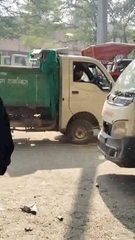 ऐ हजारीबाग नगर निगम है ।
यहा हर कुछ बिमार सा दिखेगा अगर आपको कोई काम है तो बिना चढावा का नही हो सकता । 
ईस  नगर निगम मे जनता से लेकर ठीकेदार तक सब परेशान है । बिन पुजा कोई काम नहीं होता दुजा । बस जनता के टैक्स से पदाधिकारीयो की ऐस हो रही है ।