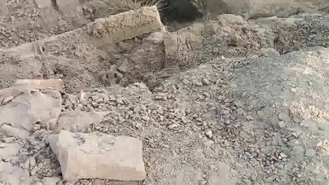 जिले के किशनपुर में बने यमुना पुल पूरी तरह चतिग्रष्ट होने के बावजूद खदान माफियों और स्थानीय प्रशासन की मिली भगत से बने वैकल्पिक मार्ग में हो रही आए दिन घटनाओं का मुख्य कारण बांदा जनपद से बालू की ओवर लोडिंग