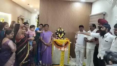 తూర్పు నిర్మల జగ్గారెడ్డి గారు సంగారెడ్డి బైపాస్ లో ఏర్పాటు చేసిన కోమల్ జనని మల్టీ స్పెషాలిటీ ఆసుపత్రిను ప్రారంభించారు...
అధునాతన వైద్య సదుపాయాలతో, అన్ని విభాగాల్లో నైపుణ్యం కలిగిన వైద్య బృందంతో ఈ ఆసుపత్రి ఏర్పాటు చేసినట్లు జనని ఆసుపత్రి యాజమాన్యం వివరించారు. ..
“ప్రభుత్వ ఆసుపత్రిలతో పాటు ప్రైవేట్ రంగ ఆసుపత్రిలు కూడా ఆరోగ్య సేవల విస్తరణలో కీలక పాత్ర పోషిస్తుందని నిర్మల జగ్గారెడ్డి గారు  పేర్కొన్నారు... 
ఈ ఆసుపత్రి ప్రారంభమవడం వల్ల స్థానిక ప్రజలకు మెరుగైన చికిత్స అందుబాటులోకి రానుంది” అని తెలిపారు ....
నిర్వాహకులు ఎమ్మెల్యే కు పుష్ప గుచ్చంతో స్వాగతం పలికి. ...శాలువాతో సన్మానించారు. ..
కార్యక్రమంలో మాజీ మున్సిపల్ చైర్ పర్సన్ బొంగుల విజయలక్ష్మి రవి,  మాజీ మున్సిపల్ వైస్ చైర్మన్ గోవర్ధన్ నాయక్, రాకేష్,  నాయకులు జీవీ శ్రీనివాస్ ,అఖిల్ తదితరులు ఉన్నారు.
Ravi Bongula @highlight
Ravi Bongula