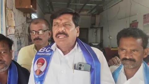 బీసీ అభ్యర్థికి మద్దతు
జన్నారం మండలంలోని పోన్కల్ గ్రామ పంచాయతీ ఎన్నికల బరిలో ఉన్న సులువ శైలజ జనార్దన్ కు బీసీ సంఘాలు మద్దతు ప్రకటిస్తున్నాయని బీసీ కులాల ఐక్యవేదిక ఉద్యమ పోరాట సమితి కరీంనగర్ కన్వీనర్ కాసెట్టి లక్ష్మణ్ అన్నారు. మంగళవారం జన్నారంలో బీసీ సంఘాల నాయకుల సమావేశం నిర్వహించారు. బీసీ బిడ్డగా ఉన్న శైలజ జనార్ధన్ అభివృద్ధి లక్ష్యంగా ఎన్నికల బరిలో ఉన్నారని తెలిపారు.ఆమెకు మద్దతుగా నిలిచి గెలిపించాలని ఆయన కోరారు.