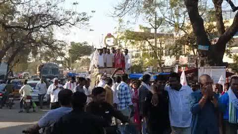 అభివృద్ధి చేసి చూపిస్తున్నాం
కాంగ్రెస్ ప్రభుత్వం అభివృద్ధి చేసి చూపిస్తుందని ఖానాపూర్ ఎమ్మెల్యే బొజ్జో అన్నారు. స్థానిక సంస్థల ఎన్నికల నేపథ్యంలో జన్నారం మండలంలోని పోన్కల్ సర్పంచ్ అభ్యర్థి జక్కు సుష్మ భూమేష్ తరఫున మంగళవారం మండల కేంద్రంలో ఎన్నికల ప్రచారం నిర్వహించారు. ఈ సందర్భంగా సర్పంచ్ అభ్యర్థితో పాటు కాంగ్రెస్ నాయకులతో కలిసి ఆయన  రోడ్ షో చేశారు. ఈ కార్యక్రమంలో మాజీ సర్పంచ్ జక్కు భూమేష్, పలువురు కాంగ్రెస్ నాయకులు, కార్యకర్తలు పాల్గొన్నారు.