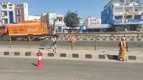 జాతీయ రహదారిపై పేరుకుపోయిన మట్టిని తొలగించిన జాతీయ రహదారి సిబ్బంది వారు. జాతీయ రహదారిపై బాగా పేరుకుపోయిన మట్టిని తొలగిస్తూ వాహనదారులకు పాదాచారులకు ఎటువంటి ప్రమాదాలు జరగకుండా మట్టిని తొలగిస్తున్న జాతీయ రహదారి సిబ్బంది వారు. వాహనదారులు,ప్రయాణికులు, పాదాచారులు వారికి ప్రత్యేక కృతజ్ఞతలు తెలియజేశారు.