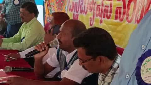 గ్రామాల వారీగా ఎన్నికల సామాగ్రి పంపిణీ 
జన్నారం మండలంలోని వివిధ గ్రామాలలో నిర్వహించే స్థానిక ఎన్నికల కు సంబంధించి గ్రామాల వారీగా ఎన్నికల సామాగ్రిని పంపిణీ చేస్తున్నారు. బుధవారం జన్నారం మండల కేంద్రంలోని జడ్పి ఉన్నత పాఠశాల, ప్రభుత్వ జూనియర్ కళాశాలలో ఏర్పాటు కేంద్రాలకు ఎన్నికల విధులకు కేటాయించబడిన అధికారులు, సిబ్బంది తరలిబివచ్చారు. అనంతరం స్థానిక అధికారులు వారికి ఎన్నికల సామాగ్రిని కేటాయించి ఆయా గ్రామాలకు పంపుతున్నారు. వారు తమకు కేటాయించిన గ్రామాలకు వెళ్లి గురువారం స్థానిక ఎన్నికల విధుల ప్రక్రియను నిర్వహించనున్నారు.