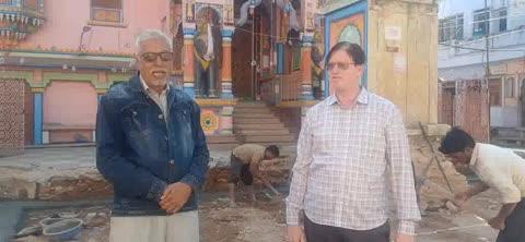 छोटी सादड़ी में चारभुजा नाथ मंदिर के आगे का परिसर का निर्माण कार्य शुरू हो गया है पहले यहां दुकान हुआ करती थी अब यहां मंडप एवं गेट का निर्माण किया जा रहा है जिससे मंदिर की सुंदरता और भी बढ़ जाएगी