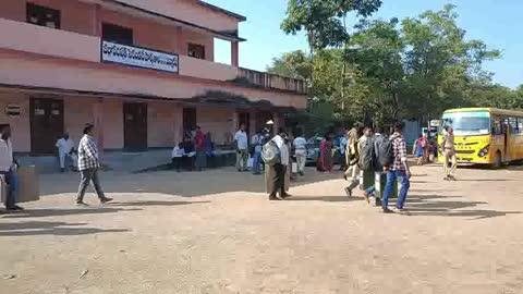 గ్రామాలకు తరలి వెళ్తున్న ఎన్నికల సిబ్బంది 
లక్షెట్టిపేట తాలూకా పరిధిలోని లక్షెట్టిపేట, జన్నారం, దండేపల్లి మండలాల్లోని అన్ని గ్రామాలలో నిర్వహించే స్థానిక సంస్థల ఎన్నికల విధులను నిర్వహించేందుకు అధికారులు, సిబ్బంది వారికి కేటాయించిన గ్రామాలకు తరలి వెళ్తున్నారు. బుధవారం సాయంత్రం వరకు వారికి అధికారులు ఎన్నికల సామాగ్రిని పంపిణీ చేశారు. అనంతరం ఎన్నికల సామాగ్రితో అధికారులు సిబ్బంది ఎన్నికల సామాగ్రిని తీసుకొని వారి కోసం సిద్ధంగా ఉంచిన ప్రత్యేక బస్సులలో నిర్దేశిత గ్రామాలకు బయలుదేరి వెళుతున్నారు. గురువారం ఉదయం ఏడు నుండి మధ్యాహ్నం 1:00 వరకు ఎన్నికల పోలింగ్ జరగనుండగా, మధ్యాహ్నం నుండి కౌంటింగ్ ప్రారంభం కానుంది. రేపే సర్పంచ్, ఉప సర్పంచ్ ఫలితాలు వెల్లడి కానున్నాయని అధికారులు తెలిపారు. ఓటర్లు కూడా తమ గ్రామానికి సర్పంచ్, ఉప సర్పంచ్, వార్డు సభ్యులను ఎన్నుకునేందుకు సిద్ధమయ్యారు. చాలాచోట్ల బలమైన అభ్యర్థులు బరిలో ఉండడంతో పోటీ ఆసక్తికరంగా మారింది.