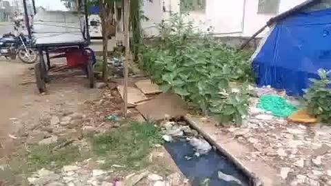 నరసన్నపేట: కాలువలలో కదలని మురుగు.. దోమల వ్యాప్తి
నరసన్నపేట పట్టణంలో ప్రధాన రహదారిపై ఇరువైపులా మురుగు కాలువలు నిండిపోయి దుర్గంధం వెదజల్లుతున్నాయని, దీనివల్ల దోమలు విపరీతంగా పెరిగిపోయి ప్రజలు రోగాల బారిన పడుతున్నారని స్థానికులు తెలిపారు. మహిళా మార్ట్ నుండి పాత బస్టాండు వరకు ఈ దుస్థితి నెలకొందని, మురుగు బయటకు వెళ్లేందుకు తగిన మార్గం చూపాలని వారు కోరుతున్నారు. లేనిపక్షంలో ఆరోగ్య సమస్యలు తప్పవని వాపోతున్నారు.