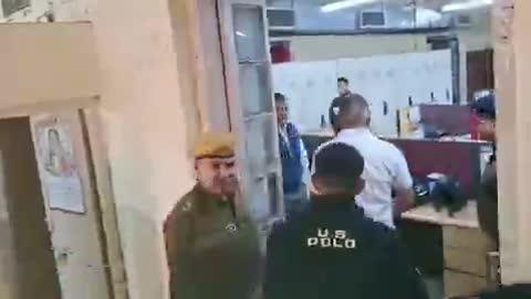 अजमेर में दहशत फैल गई है। जिला कलेक्ट्रेट और विश्व प्रसिद्ध ख्वाजा गरीब नवाज की दरगाह को बम से उड़ाने की धमकी मिली है। यह धमकी भरा ईमेल कलेक्ट्रेट की आधिकारिक ID पर आया है।
कलेक्टर लोकबंधु ने ईमेल मिलने की पुष्टि की है। सूचना मिलते ही प्रशासन हाई अलर्ट पर आ गया।