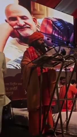 “800 सालों तक "चोरों (मुसलमानों)" ने हमारे पर राज किया! 1732 में अफगानिस्तान का राजा हिन्दू था!”
भोपाल, MP में 2 दिसंबर को हिंदूवादी साधु ने सनातन धर्म के लिए हिंदुओं से "कट्टर" बनने का आग्रह किया! उन्होंने मुसलमानों को "कल्नेमी" (बुरी ताकतें) बताया जो कई प्रकार के "जिहाद" कर रहे हैं और मुसलमानों को हिंदू महिलाओं और संस्कृति के लिए खतरा बताया!
उन्होंने कई झूठे ऐतिहासिक दावे करते हुए कहा कि "जिन देशों में संत नहीं बचे, वहां हम समाप्त हो गए", और मुसलमानों को ऐतिहासिक "आततायी" के रूप में पेश किया!