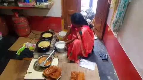 నరసన్నపేట వుటంకి.. జిల్లాకే ప్రసిద్ధి.. ఎవరైనా తినవలసిందే
నరసన్నపేట, శ్రీకాకుళం జిల్లాలో ప్రసిద్ధి చెందిన వంటకంగా పేరుగాంచింది. జిల్లాలోని వివిధ ప్రాంతాల నుంచే కాకుండా ఇతర జిల్లాల నుంచి కూడా ప్రజలు దీనిని కొనుగోలు చేయడానికి వస్తుంటారు. కోరాడ లక్ష్మి తెలిపిన వివరాల ప్రకారం, బియ్యం పిండి, పంచదార, పాలు వంటి పదార్థాలతో తయారుచేసే ఈ వంటకాన్ని ఎవరైనా తినవచ్చు. ఈ వంటకాన్ని ఒక చేతి వృత్తిగా కొనసాగిస్తూ ఐదు కుటుంబాలు జీవనం సాగిస్తున్నాయి.