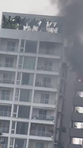 విశాఖపట్నం నగరంలోని ప్రముఖ పర్యాటక కేంద్రమైన ఆర్కే బీచ్ సమీపంలో బుధవారం ఉదయం భారీ అగ్నిప్రమాదం సంభవించింది
విశాఖపట్నం నగరంలోని ప్రముఖ పర్యాటక కేంద్రమైన ఆర్కే బీచ్ సమీపంలో బుధవారం ఉదయం భారీ అగ్నిప్రమాదం సంభవించింది. బీచ్‌కు ఎదురుగా ఉన్న ప్రాంతంలో గల రాధ బీచ్ రెసిడెన్సీ అనే అపార్ట్‌మెంట్ కాంప్లెక్స్‌లోని ఆరవ అంతస్తులో ఈ ఘటన చోటుచేసుకుంది. ప్రమాదం జరిగిన వెంటనే మంటలు భారీగా ఎగిసిపడటంతో ఆ ప్రాంతమంతా దట్టమైన పొగ కమ్ముకుంది. దీంతో భయాందోళన వాతావరణం నెలకొంది. ఈ సమాచారం అందుకున్న వెంటనే అగ్నిమాపక సిబ్బంది హుటాహుటిన సంఘటనా స్థలానికి చేరుకున్నారు. మంటలను నియంత్రించి, వాటిని ఇతర ఫ్లాట్లకు వ్యాపించకుండా అదుపులోకి తీసుకురావడానికి సిబ్బంది తీవ్రంగా శ్రమిస్తున్నారు.అగ్నిప్రమాదం జరిగిన ఫ్లాట్‌లో ఎలాంటి ప్రాణనష్టం జరగకుండా రక్షించేందుకు పోలీసులు మరియు అగ్నిమాపక సిబ్బంది చర్యలు చేపట్టారు. ప్రమాదం జరిగిన ప్రదేశంలో దట్టమైన పొగ ఆవరించి ఉండటంతో సహాయక చర్యలకు కొంత ఆటంకం కలుగుతోంది. ఈ భారీ అగ్నిప్రమాదం ఎలా సంభవించింది అనే దానిపై పోలీసులు దర్యాప్తు ప్రారంభించారు. ఆరో అంతస్తులోని ఆ ఫ్లాట్‌లో ఉన్నవారి నుంచి పోలీసులు వివరాలు సేకరిస్తున్నారు. ప్రమాదానికి గల కారణాలను నిర్ధారించడానికి పోలీసులు పలు కోణాల్లో దర్యాప్తు చేస్తున్నారు. ముఖ్యంగా విద్యుత్ షార్ట్‌సర్క్యూట్ కారణంగా ఈ ఘటన జరిగిందా, లేదా వంటగదిలోని గ్యాస్ సిలిండర్ పేలడం వల్ల జరిగిందా అనే అంశాలపై పోలీసులు ప్రధానంగా దృష్టి సారించారు.