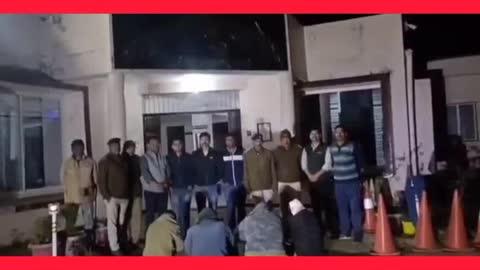 पुलिस प्रशासन की बड़ी कार्रवाई पूर्व सरपंच सहित 4 आरोपियों को गिरफ्तार किया
रिपोर्टर सुमित सेन
राजगढ़ पुलिस की बड़ी कार्रवाई खुजनेर के गोपालपुरा में खुले खेत के बीच में बड़ी तादाद अवैध जुआ पर पुलिस ने दबिश दे कर बड़ी कार्रवाई करते हुए पूर्व सरपंच सहित 4 आरोपियों को गिरफ्तार किया वही अंधेरे का फायदा उठा कर दर्जनों जुआरी फरार हो गए। 
पुलिस ने जुआरियों के आपस से ₹79,450 नगद बरामद किए इसी के साथ पुलिस ने 04 एंड्राइड, 01 कीपैड मोबाइल, ताश पत्तों की 52 कार्ड सेट ओर 17 बंद गड्डियां, ओर 22 मोटरसाइकिलें बरामद की हे।