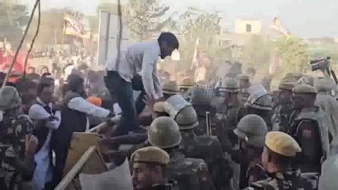 #protest #agitation हनुमानगढ़: जिले के टिब्बी में एथेनॉल फैक्ट्री निर्माण पर बवाल: पुलिस व किसानों में झड़प: एक दर्जन पुलिसकर्मी चोटिल: किसानों ने ट्रैक्टरों से फैक्ट्री की दीवार तोड़ी: कई वाहनों में तोड़ फोड़ कर लगाई आग: पुलिस ने किया लाठी चार्ज : आंसू गैस के गोले दागे: किसानों के समर्थन में पहुंचे कांग्रेस विधायक अभिमन्यु पूनिया घायल: अस्पताल में भर्ती: कांग्रेस नेता शबनम गोदारा, माकपा नेता जगजीत जग्गी सहित बड़ी संख्या में किसान फैक्ट्री गेट पर मौजूद...