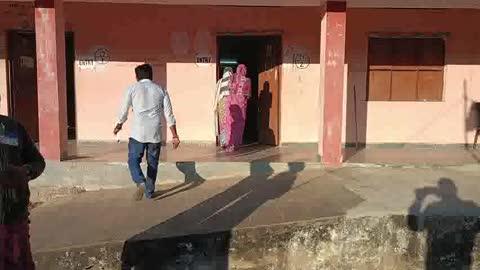 ప్రశాంతంగా ఓటింగ్ ప్రారంభం
జన్నారం మండలంలోని వివిధ గ్రామాలలో ప్రశాంతంగా స్థానిక సంస్థల ఎన్నికల పోలింగ్ ప్రారంభమైంది. ఎన్నికల నేపథ్యంలో జన్నారంలోని జడ్పీ ఉన్నత పాఠశాలలో ఏర్పాటుచేసిన పోలింగ్ కేంద్రానికి గురువారం ఉదయమే ఓటర్లు భారీగా తరలివచ్చారు. అనంతరం  ఓటర్లు వారికి కేటాయించిన గదులలో ఓట్లు వేస్తున్నారు. అలాగే మండలంలోని కలమడుగు, మురిమడుగు, కిష్టాపూర్, చింతగుడా తపాలాపూర్ గ్రామాలలో కూడా ఓటర్లు ఓటు హక్కును వినియోగించుకుంటున్నారు.