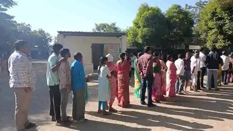 పోలింగ్ కేంద్రాన్ని తనిఖీ చేసిన డిసిపి లక్షెట్టిపేట మండలంలోని వెంకట్రావుపేట పోలింగ్ కేంద్రాన్ని మంచిర్యాల డిసిపి భాస్కర్ తనిఖీ చేశారు. స్థానిక ఎన్నికల సందర్భంగా గురువారం వెంకటరావుపేట గ్రామంలో ఏర్పాటు చేసిన పోలింగ్ కేంద్రానికి ఓటర్లు భారీగా తరలివచ్చి ఓటు హక్కును వినియోగించుకుంటున్నారు.  మంచిర్యాల డిసిపి భాస్కర్ స్థానిక పోలీస్ అధికారులు పోలింగ్ కేంద్రానికి తరలివచ్చి వివరాలు అడిగి తెలుసుకున్నారు. పోలీసులు బందోబస్తు ఏర్పాటు చేశారు.