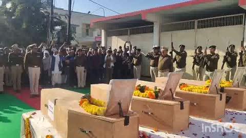 मुरैना- सागर में सड़क हादसे में शहीद हुए चारों पुलिकर्मियों के पार्थिव शरीर मुरैना पहुंचे, 
मुरैना की पुलिस लाइन में शहीद चारों पुलिसकर्मियों को दी गई श्रद्धांजलि,शहीद पुलिस कर्मियों को श्रद्धांजलि देते समय भावुक हुआ मुरैना का पुलिस बल,, 
मुरैना की पुलिस लाइन में मौजूद रहे सभी पुलिस कर्मचारी एवं चंबल डीआईजी, श्रद्धांजलि देने के बाद शहीद चारों पुलिसकर्मियों के पार्थिव शरीर  परिवार को सुपुर्द किये गए , जहां उनके गृह घर में होगा अंतिम संस्कार,