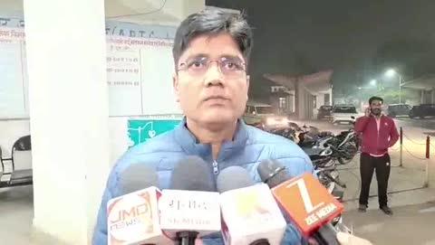 झांसी मऊरानीपुर में रोजगार सेवक के पद पर कार्यरत नाथूराम ने कथित रूप से विषाक्त पदार्थ का सेवन कर लिया था जिन्हें CHC मऊरानीपुर लाया गया है इसके बाद इन्हें झांसी मेडिकल कॉलेज में भर्ती कराया गया जहां पर हालत में सुधार है किन्तु यह कदम क्यों उठाया गया यह जांच का विषय है सही जानकारी जांच के बाद ही पता चल सकेगी 
बाईड डाक्टर झांसी