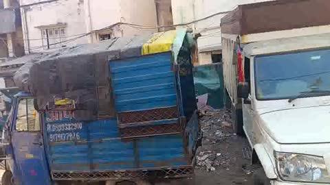 तत्काल का मामला उत्तर विधानसभा वार्ड 17 गली 1 के सामने सालों से पेशाब घर बना रखा है,कचरे का ढेर रहता है,गंदी पन्नियां उड़ उड़ के दुकानों मै आती है,बदबू से निमोनिया का खतरा है,मलेरिया , जहां आक्सीजन से लोग सुबह की ताज़ा हवा लेते है,वही गंदगी से लोग बीमार हो सकते है,शिकायत करने के बाद भी कोई ध्यान नहीं,आखिर किस नेताओं के दबाव मै काम नहीं किया जा रहा,एक तरफ rss ऑफिस है, जहां प्रोग्राम होते रहते है नेताओं का मजमा रहता है वही कोई अधिकारी सुध नहीं लेता,जल्द कार्य नहीं किया गया तो हम धरने पर बैठ जाएंगे,,,, फ़ैज़ान खान फैंस क्लब उत्तर विधानसभा भोपाल