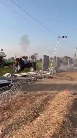 वीडियो राजस्थान का है
किसान एथेनॉल फैक्ट्री का विरोध कर रहे थे. देखते ही देखते प्रदर्शन उग्र हो गया.
फिर ये हुआ