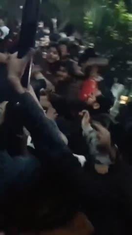 #Aligarh-AMU कैंपस में छात्रों द्वारा चोर को पकड़कर जमकर पीटा गया जिसका वीडियो अब सोशल मीडिया पर जमकर वायरल हो रहा है,@aligarhpolice @AMUPRO1