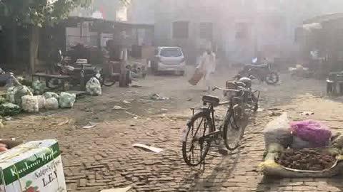 उकलाना की सब्जी मंडी में मन्दी का दौर है और सब्जियों के भाव न होने के कारण दुकानदारों मे मायूसी छाई हुई है यहां के दुकानदारों ने बताया की बाजार मे सब्जियों के भाव नही है बहुत ही सस्ती सब्जी बिक रही हैं ग्राहक की कमी है इसलिए बाजार में मन्दा है कुछ दिनों बाद सब्जियों के भाव ठीक हो जाऐगे तब बाजार में रोनक लोट आऐगी