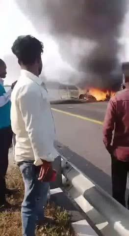 #TragicAccident पूर्वांचल एक्स्प्रेस वे पर दर्दनाक सड़क हादसा: बाराबंकी जिले में खड़ी कार को तेज रफ्तार कार ने मारी टक्कर: दोनों कारों में लगी आग: 5 लोग जिंदा जले...