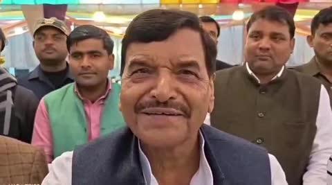 मैनपुरी ब्रेकिंग 
मैनपुरी पहुंचे समाजवादी पार्टी के राष्ट्रीय महासचिव शिवपाल सिंह यादव
निजी कार्यक्रम में सम्मिलित होने पहुंचे करहल शिवपाल सिंह
भाजपा देश को फिर से गुलामी की तरफ ले जा रही - शिवपाल सिंह यादव
एसआईआर की तारीख अभी और बड़ा दी जाए,इतनी जल्दी प्रपत्र नही भरे जा सकते है। 
उन्होंने बताया है कि यह घुसपैठियो के नाम पर इनका वोट काटने का बड़ा प्रयास है। 
राष्ट्रीय महासचिव शिवपाल सिंह यादव ने सोनिया गांधी की नागरिकता को लेकर कहा है कि बीजेपी यही काम करती है। 
बीजेपी बिपक्ष और न ही संविधान को मानती है,सभी संस्थाओं पर कब्जा है।
लोकतंत्र को नही मानती है। पूरे देश मे जनता की सरकार नही है। 
यह केवल सभी जगहों पर कब्जा करके देश को फिर से गुलामी की ओर ले जा रही है। 
भ्रष्टाचार,महंगाई और बेरोजगारी पर कुछ कहती नही है,
यह सिर्फ पूजी पतियों को देखती है और उनके ही इशारों पर चलती है।