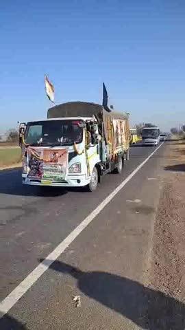 #कोटपुतली-बहरोड़ के गांव गंडाला में #CRPF के हवलदार कर्मवीर यादव की पार्थिव देह पहुंची। गांव के युवाओं ने तिरंगा रैली निकाली जैसे ही जवान का पार्थिव शरीर घर पहुंचा। परिजनों में कहाराम मच गया। गमगीन माहौल के बीच अंतिम विदाई दी गई#Virat nagar#Kotputli News#Behror News#