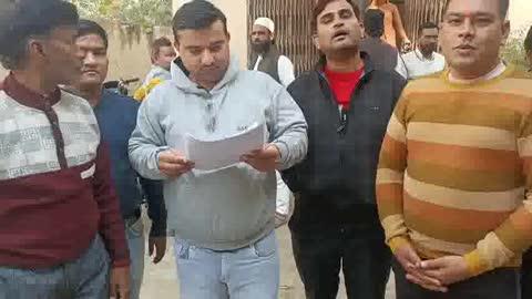 *राष्ट्रीय युवा वाहिनी ने दो सूत्री मांगों का अधिशाषी अभियंता विद्युत को ज्ञापन दिया*
राष्ट्रीय उपाध्यक्ष पंडित श्रीकांत उपाध्याय की अध्यक्षता में एक ज्ञापन आज अधिशाषी अभियंता विद्युत को सौंपा गया है। श्रीकांत उपाध्याय ने ज्ञापन के माध्यम से बताया। कि समय समय पर योगी सरकार द्वारा बिजली उपभोक्ताओं को लाभकारी योजना प्रदान करती है। जिसमें उपभोक्ताओं को विद्युत बिल बकाया व चोरी के प्रकरणों में राजस्व निर्धारण में छूट दी जाती रही है। व हालिया बिजली बिल राहत योजना 2025/26 लागू की गई है। जिसमें संगठन दो बिंदुओं पर मांग करता है। 
1- तमाम ऐसे उपभोक्ता है। जिन्होंने भवन खरीदकर अब तक बिना देरी किए ईमानदारी से अपना बिल भरा है। उन भवन स्वामी पर मकान खरीद से पहले के विद्युत चोरी के प्रकरण बताकर नोटिस दिए गए है। व लाभकारी योजना में लाभ लेने के लिए बोला गया है। जबकि उन्हें सालों तक विभाग द्वारा बिजली चोरी की न सूचना दी गई। और न ही उनके बिल में बिजली चोरी के राजस्व की बढ़ोतरी की गई थी। उक्त प्रकरण में निष्पक्ष जांच व उन भवन स्वामी उपभोक्ताओं को राहत देने व उनका शोषण रोकने का आदेश दिया जाए। व विभाग को आदेशित किया जाए। कि जिस व्यक्ति द्वारा विद्युत चोरी की गई। उसके ही भवन से विभाग राजस्व धनराशि की वसूली की जाए। 
2- ऐसे उपभोक्ता जिन पर बिल बकाया या विद्युत चोरी के मामले है। और उनके घर मे हालिया कोई कमाने वाला नहीं या कमाने वाले का देहांत हो गया। ऐसे उपभोक्ताओं को शतप्रतिशत बिल माफी राहत देने व विद्युत चोरी को रोकने के लिए प्रधानमंत्री सहज बिजली योजना के अंतर्गत निःशुल्क नए कनेक्शन दिए जाए। 
संगठन आपसे अनुरोध करता है। कि आप इस ज्ञापन की छाप को अपने प्रिंट/इलेक्ट्रॉनिक मीडिया के माध्यम से छापे जिससे गरीब व ईमानदार उपभोक्ताओं को शासन प्रशासन द्वारा सरकार की लाभकारी योजना में लाभार्थी कर राहत देने का काम करें।  
ज्ञापन देने में आनंद शर्मा, पवन शर्मा, गौरव शर्मा, नितिन शर्मा, अयांश उपाध्याय,प्रदेश गुप्ता, विवेक शर्मा, पप्पू, मनीष शर्मा, राहुल शर्मा आदि उपस्थित रहे।