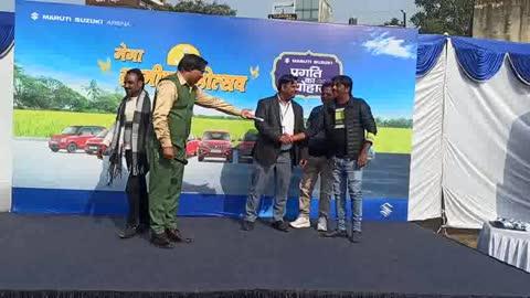 आज एटा कलव जी टीरोडमे मारूति कम पनी की तरफ़ से कायृकृम किया गया जिसमें एक गाड़ी लौच की गई  गाड़ी के बारे में बताया जिसके चीफ़ गेस्ट  जिलाs sp महोदय रहें   रौकी पत्रकार एटा शहर से