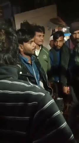 #Aligarh-"देखा विनोद"वीडियो में दिख रहा ये शख्स अरमान है जो एक नाबालिग हिन्दू लड़की को भगाकर लें जा रहा था बीच रास्ते में बाइक का पेट्रोल खत्म हो गया और फिर लड़की के घरवालों ने इसे पकड़ कर सारे अरमानो पर पानी फेर दिया,@aligarhpolice @adgzoneagra @wpl1090