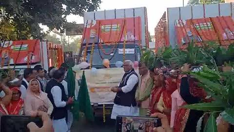 *बढ़ता राजस्थान हमारा राजस्थान  जिले के प्रभारी मंत्री जवाहर सिंह बैढम ने और करौली विधायक दर्शन सिंह गुर्जर ने रथों को हरी झंडी दिखाकर किया रवाना*
*राजस्थान सरकार के 2 साल पूर्ण होने पर सरकार की जनहित की योजनाओं को घर-घर पहुंचने के लिए करौली जिले की चारों विधानसभाओं में चार रथो को रवाना किया इस दौरान सपोटरा विधायक हंसराज मीणा करौली विधायक दर्शन सिंह गुर्जर और पूर्व हिंडौन विधायक राजकुमारी जाटव जिला अध्यक्ष गोवर्धन सिंह जादौन ने हरी झंडी दिखाकर रवाना किया इस दौरान जिले की सभी मंडल अध्यक्ष जिले की कार्यकारिणी के सदस्य और कार्यकर्ता मौजूद रहे*