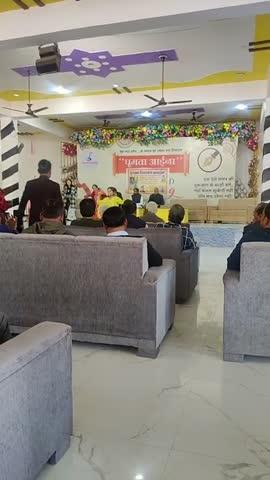 टीकमगढ़ में डायमंड पेलेस में घूमता आईना अखवार के विमोचन समारोह पर उपस्थित अतिथि गण ।