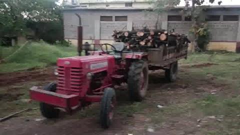 अवैध लकड़ियों से भरा ट्रैक्टर ट्राली किया जप्त , उपवन संरक्षक बांरा के निर्देशन में वन विभाग ने की कार्रवाई
छीपाबड़ौद - (इंसाफ अली) वन विभाग ने शुक्रवार को कार्रवाई करते हुए अवैध लकड़ियों से भरा ट्रेक्टर ट्राली जप्त किया है । उपवन संरक्षक बारां द्वारा दिए गए निर्देश अनुसार अवैध खनन अवैध कटान व गेरवानिकी कार्यों की रोकथाम की पालना में छीपाबड़ौद क्षेत्रीय वन अधिकारी हेमेंद्र शाक्यवाल के नेतृत्व में मुखबिर से मिले इनपुट पर रेंज छीपाबड़ौद से सरकारी वाहन से रवाना हुआ तो वनखंड छीपाबड़ौद के काजलिया पिथपुर रोड़ पर गिली लकड़ियों से भरी बिना नम्बर प्लेट ट्रैक्टर ट्राली आते हुए नजर आई तभी उसे वन कर्मियों ने रोका,और चालक को रोककर पूछताछ की तो संतोषप्रद जवाब नहीं मिलने पर अवैध लकड़ियों से भरा ट्रेक्टर ट्राली जप्त कर कार्रवाई हेतु वन विभाग कार्यालय में खड़ा कर दिया गया । जिसमें राजस्थान वन अधिनियम के तहत मामला दर्ज कर कार्यवाही की गई । कार्रवाई के दौरान आशा भावरिया,जितेन्द्र कुमार वनरक्षक,रिंकू कुमार मीणा वनरक्षक,मालमसिंह वनरक्षक, सुनील कुमार सागवान,लालसिंह मीणा वनरक्षक सहित अन्य वनकर्मी मौजूद रहे ।