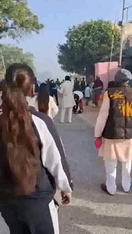 आगरा ब्रेकिंग।।।
एत्मादपुर:– शादी समारोह में विदा के दौरान हुआ पथराव
पथराव में कई पुरुष व महिला हुईं घायल
बीती रात्रि में डीजे बजाने को लेकर हुई थी कहासुनी
सुबह विदा के दौरान दर्जन भर लोगों ने की मारपीट व पथराव 
पथराव व मारपीट का वीडियो हो रहा सोशल मीडिया पर वायरल
वायरल वीडियो में महिला व बच्चे दिख रहे जान बचाते हुए 
थाना एत्मादपुर क्षेत्र के छलेसर का मामला