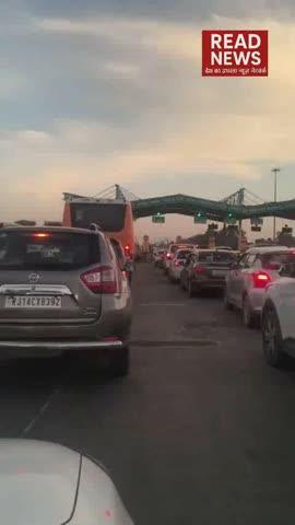टाटिया टोल प्लाज़ा से लाइव अपडेट —
यहां लगा हुआ है बेहद ख़तरनाक जाम!न तो ट्रैफिक कंट्रोल की व्यवस्था दिख रही हैऔर न ही जनता की कोई सुनवाई…
कई किलोमीटर लंबी लाइन में फंसे हैं लोग,
मरीज, ऑफिस जाने वाले, स्कूल के बच्चे सब हो रहे हैं परेशान।
आख़िर कब सुधरेगी यह व्यवस्था?
किसको सुनाई देंगी जनता की आवाज़?
जुड़े रहिए Just Jaipur Live के साथ —
जनता की आवाज़, हर मुद्दे पर!