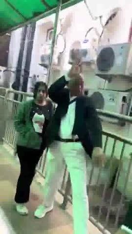 సుప్రీం కోర్టు ఆవరణ లో సనాతన ధర్మం ఆచరించే సుప్రీంకోర్టు న్యాయవాది పై కమ్మీ ఖాన్ గ్రేస్ గుండాల దాడి....
స్వాతంతం కోసం బ్రిటిష్ వారు భారతీయుల పై దాడి చేసినప్పుడు వందే మాతరం వందేమాతరం అని ఏ విధంగా ఐతే నినాదాలు చేశారో అదే విధంగా జై హొ సనాతన ధర్మం అని నినాదాలు చేస్తున్న సనాతన హిందూ