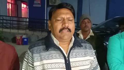 नवादा जिले के रोह थानाक्षेत्र के भट्ठा गांव में एक कपड़ा फेरी करने वाले व्यक्ति के साथ छिनतई के दौरान मॉव लिंचिंग की घटना को अंजाम दिया गया है। युवक की इतनी बेरहमी से पिटाई किया कि  इलाज के दौरान शुक्रवार की शाम विम्स अस्पताल में मौत हो गई। मृतक बिहारशरीफ के लहेरी थानाक्षेत्र के गगन्दीवान मोहल्ला निवासी स्व. मोहम्मद आलम का 40वर्षय पुत्र मोहम्मद अतहर हुसैन है। पुलिस द्वारा शव को पोस्टमार्टम के लिए बिहारशरीफ सदर अस्पताल लाया गया है। 
मृतक के भाई मोहम्मद शाकिब ने बताया कि अतहर हुसैन का नवादा के मरुई गांव में ससुराल है, वे साईकिल पर कपड़ा बेचने का काम करते थे। 05 दिसंवर की शाम नवादा जिले के भट्ठापर साइकिल पर कपड़ा बेचने के दौरान साइकिल पंचर हो गया था। गांव में कुछ लोग सड़क किनारे आग ताप रहे थे, तभी उनलोगों से पूछा पंचर का दुकान कहाँ है। वहाँ मौजूद लोगों ने नाम पूछा जैसे ही अपना नाम मोहम्मद अतहर हुसैन बताया तो जलता हुआ लकड़ी से शरीर पर मारना शुरू कर दिया। उसके बाद पिलास से कान काट दिया और बेरहमी से पिटाई कर हाथ तोड़ दिया। घटना की जानकारी मिलने के बाद रोह थाना की पुलिस घटनास्थल पर पहुचकर गंभीर रूप से जख्मी अतहर हुसैन को इलाज के लिए नवादा अस्पताल ले जाया गया, जहाँ प्राथमिक उपचार के बाद डॉक्टर ने बेहतर इलाज के लिए विम्स अस्पताल में भर्ती कराया गया। जहाँ इलाज के दौरान शुक्रवार को मौत हो गई। इस मामले में रोह थानाध्यक्ष रंजन कुमार ने बताया कि इस मामले में अब तक 4 लोगों को गिरफ्तार किया गया है। शव को पोस्टमार्टम के लिए बिहारशरीफ सदर अस्पताल लाया गया है।
बाइट : मोहम्मद शाकिव ,मृतक का भाई
बाईट  : पप्पू खान , बिहारशरीफ के पूर्व विधायक
बाईट  : रंजन कुमार ,रोह थानाध्यक्ष