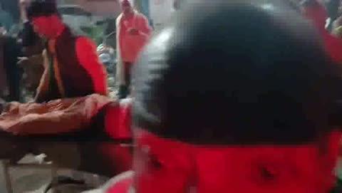 नवादा में ट्रैक्टर चालक को बाईक सवार तीन युवकों ने मारा ताबड़तोड़ चाकू ,जख्मी हालत में हुआ रेफर 
मामला जमीन विवाद का ,परिजनों ने सीओ और थानाध्यक्ष पर लगाया मनमानी का आरोप 
संजय वर्मा 
नवादा : नवादा में एक युवक को ताबड़तोड़ चाकू मारकर बुरी तरह जख्मी कर दिया गया है ,जिसे चिंताजनक हालत में रेफर किया गया है। यह घटना जिले के हिसुआ थानाक्षेत्र के राजगीर रोड की है ,जिसमें बताया गया कि ट्रैक्टर चालक युवक पर तीन हमलावरों ने ताबड़तोड़ चाकू से हमला कर गंभीर रूप से घायल कर दिया, हमलावरों ने युवक के पेट में चाकू मारा और फिर सिर पर ईंट-पत्थर से भी वार किया, जिससे वह गंभीर रूप से घायल हो गया। उसे प्राथमिक उपचार के लिए हिसुआ सामुदायिक अस्पताल लाया गया,जहां से बेहतर इलाज के लिए नवादा रेफर किया गया है।
घायल युवक की पहचान हिसुआ थानाक्षेत्र के नसरपुर फुलवरिया गांव निवासी बंगाली यादव के 30 वर्षीय पुत्र केदार यादव के रूप में हुई है। यह घटना हिसुआ के राजगीर रोड स्थित फैमिली मेगा मार्ट के पास हुई। जानकारी के अनुसार, केदार यादव नरहट रोड की ओर से अपने गांव नसरपुर फुलवरिया ट्रैक्टर लेकर जा रहा था। जब वह नगर के राजगीर रोड स्थित फैमिली मेगा मार्ट के पास पहुंचा, तो मोटरसाइकिल पर सवार तीन युवकों ने उसका ट्रैक्टर रोक लिया और घटना का अंजाम दिया। 
हमलावरों की पहचान नसरपुर फुलवरिया गांव के ही रामाशीष यादव, टेनी यादव और योगिंद्र यादव के रूप में हुई है। तीनों ने मिलकर केदार यादव पर हमला कर दिया। उन्होंने केदार को ट्रैक्टर से नीचे उतारा, उसके सिर पर पत्थर से वार किया और पेट में चाकू घोंप दिया।
हमला करने के बाद तीनों आरोपी मौके से फरार हो गए। जब तक स्थानीय लोग कुछ समझ पाते और मदद के लिए पहुंचते, तब तक हमलावर भाग चुके थे। वहीं जख्मी युवक के परिजन ने आरोप लगाया है कि यह घटना का अंजाम जमीन विवाद को लेकर दिया गया है। हिसुआ अंचलाधिकारी सौरव सुमन और थानाध्यक्ष मृत्युंजय कुमार पर जख्मी के परिजन तथा पूर्व मुखिया कन्हैया कुमार बादल ने गंभीर आरोप लगाया है। उन्होंने कहा कि इनकी निष्क्रियता और पक्षपात के कारण ऐसे लोगों का मनोबल बढ़ा है। वहीं हिसुआ थाना प्रभारी मृत्युंजय कुमार ने बताया कि घटना की जानकारी होते ही ग्राम नसरतपूर फुलवारीया दल बल के साथ पहुचे तो हमलावरों घर छोड़ कर फरार हो गया है अभी तक कोई आवेदन नहीं दिया गया है,आवेदन देते ही गंभीरता से लिया जाएगा और दोषी को बक्सा नहीं जाएगा और हिसुआ अंचलाधिकारी सौरव सुमन ने बताया कि हम पर जो आरोप लगाया जा रहा है  यह गलत है दोनों में जमीनी विवाद के लेकर यह घटना घटी है